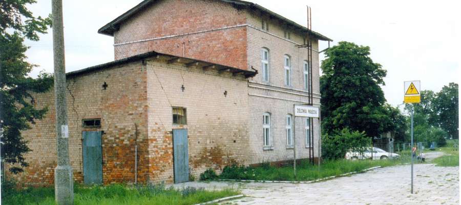 Zabudowania dworca w Zielonce Pasłęckiej około 1996 roku. To tu pod koniec stycznia 1945 roku doszło do zderzenia pociągu z uciekinierami z pociągiem-lazaretem