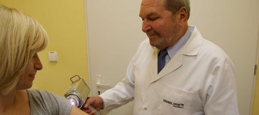 Prof. dr hab. n. med. Waldemar Placek przez wiele lat był konsultantem krajowym w dziedzinie dermatologii, obecnie zarządza olsztyńską Katedrą i Kliniką Dermatologii Chorób Przenoszonych Drogą Płciową i Immunologii Klinicznej Miejskiego Szpitala Zespolone