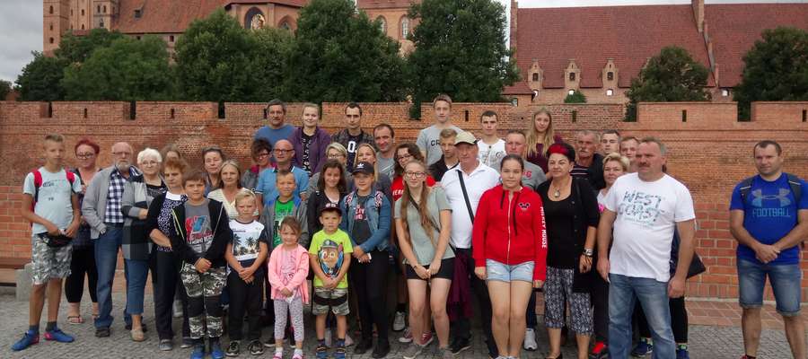 Uczestnicy wycieczki na pamiątkowej fotografii w Malborku