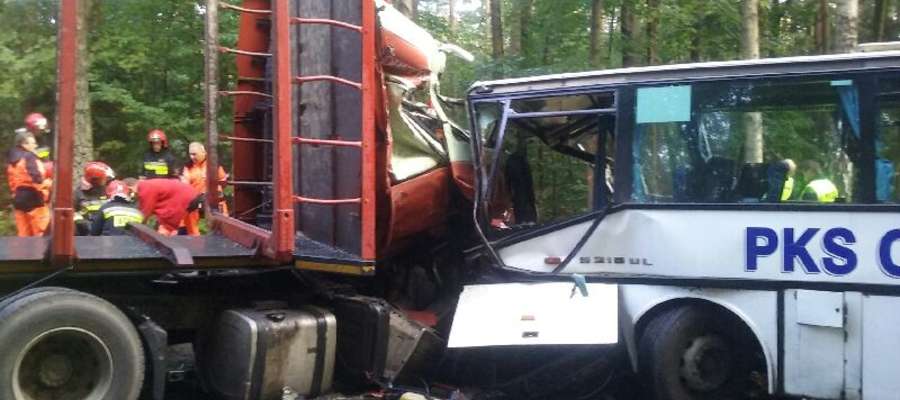 W okolicach Tyrowa na krajowej "szesnastce" autobus czołowo zderzył się z samochodem ciężarowym