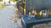 Kolejna ciekawostka w Lidzbarku Warmińskim — ławka z panelami słonecznymi do ładowania telefonów