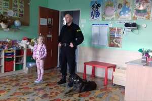 Policyjny przewodnik psa służbowego spotkał się przedszkolakami