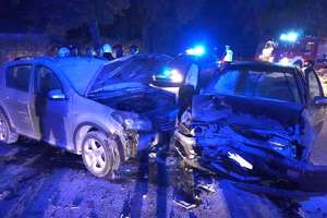 Czołowe zderzenie dwóch samochodów w Golubkach w gminie Kowale Oleckie
