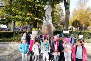Pomniki znanych Polaków oglądane przez Małych Odkrywców