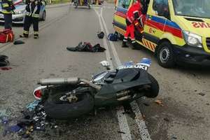 Wypadek na drodze wojewódzkiej. Nieprzytomny motocyklista trafił do szpitala [ZDJĘCIA]