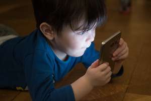 Czy smartfon to na pewno odpowiedni prezent dla dziecka?