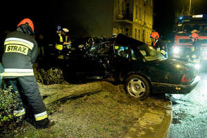 Kierowca jaguara uderzył w drzewo na Traugutta [zdjęcia]