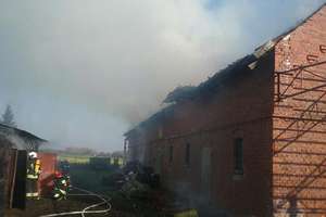 Strażacy walczyli z pożarem budynku magazynowego pod Tyrowem [zdjęcia]