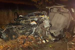 Kierowca renault uderzył w drzewo. 40-letni mieszkaniec Olsztyna zginął na miejscu [ZDJĘCIA]