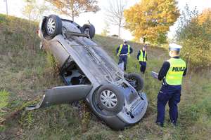 Ciężarówka uderzyła w renault. Auto przecięło trzy pasy ruchu i spadło ze skarpy [ZDJĘCIA]