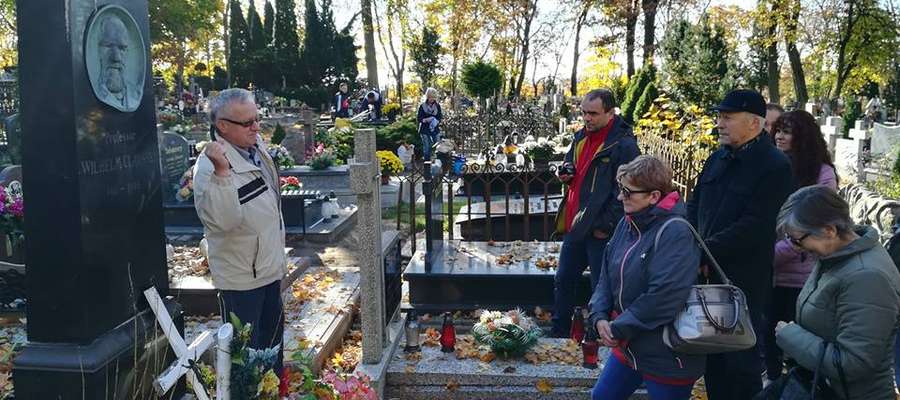 Wielbiciele regionalnej historii poznawali tajemnice i ciekawostki kętrzyńskiego cmentarza