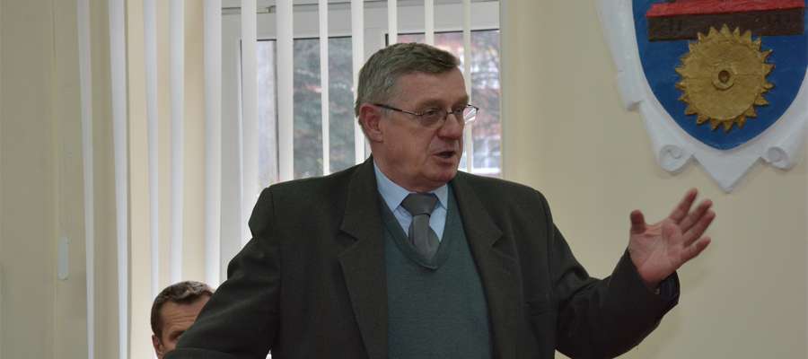 Edward Adamczyk na sesji Rady Powiatu w Olecku