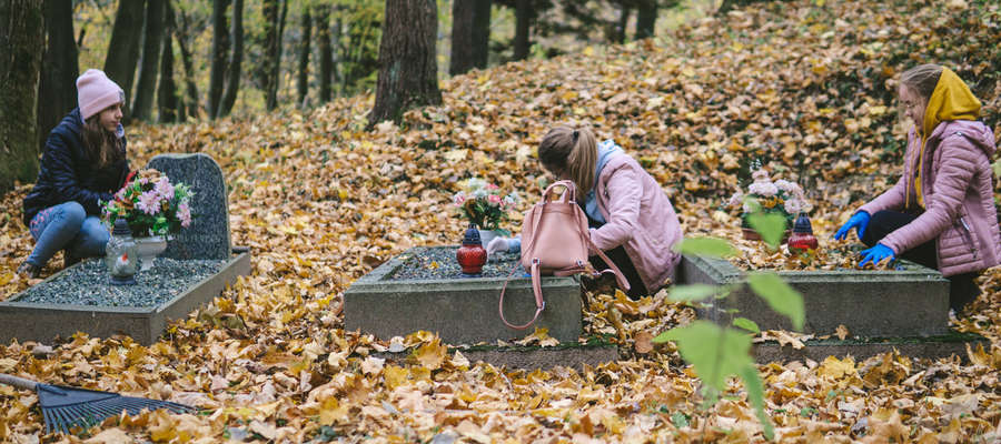 Porządkowanie cmentarzy na Wzgórzach Dylewskich stało się dobrą doroczną tradycją