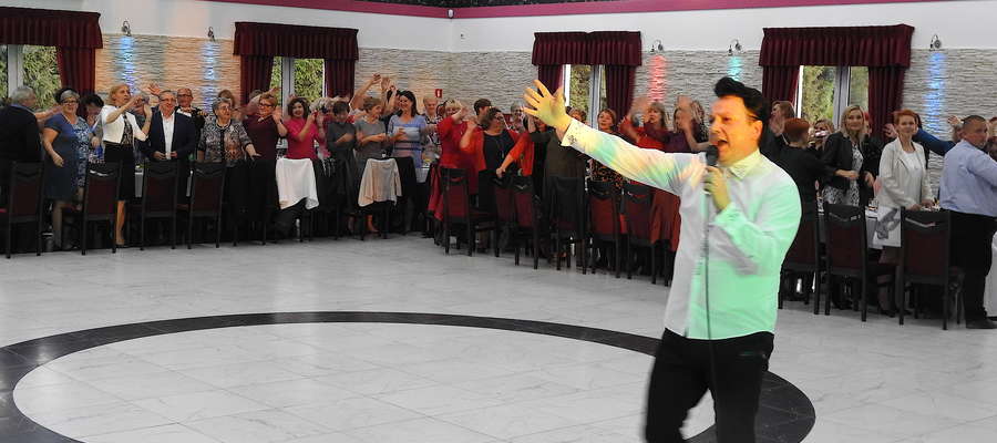Nowomiejski Elvis śpiewa z okazji Dnia Nauczyciela w Tylicach
