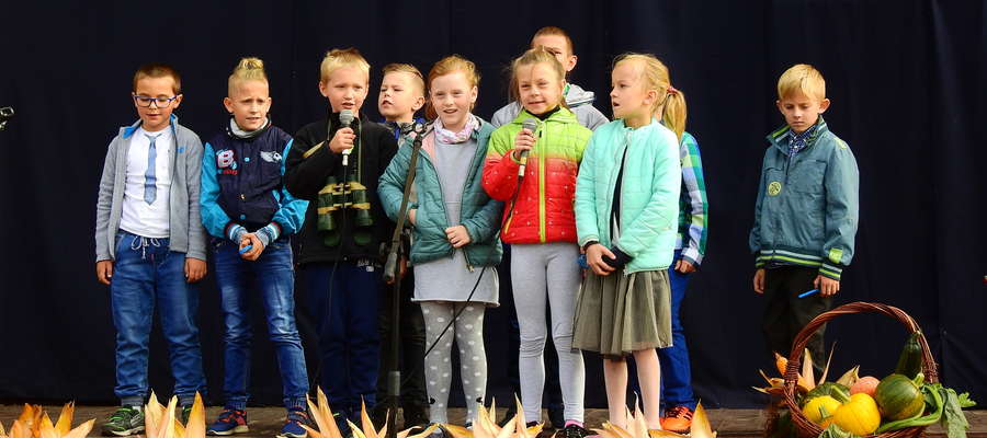 Występy najmłodszych uczniów na festynie w "Trójce"
