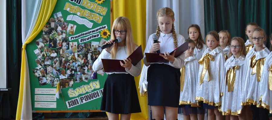 Podczas apelu w szkole w Marzęcicach uczczono Dzień papieski 