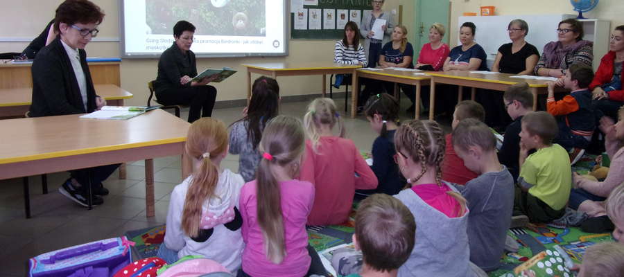 Podczas akcji czytania w szkole w Ostrowitem 