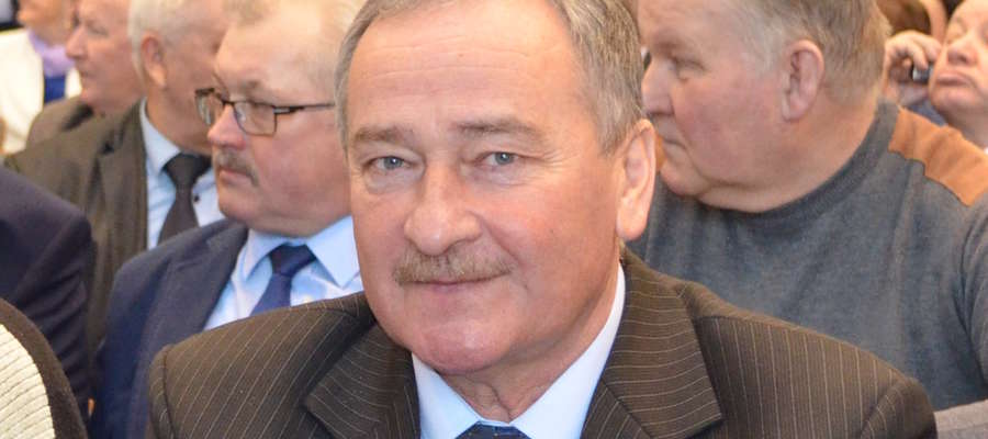 Sołtys Bystrego Mirosław Antoniak nagrodę przekazuje dzieciom na wyjazd do Centrum Nauki Kopernik w Warszawie