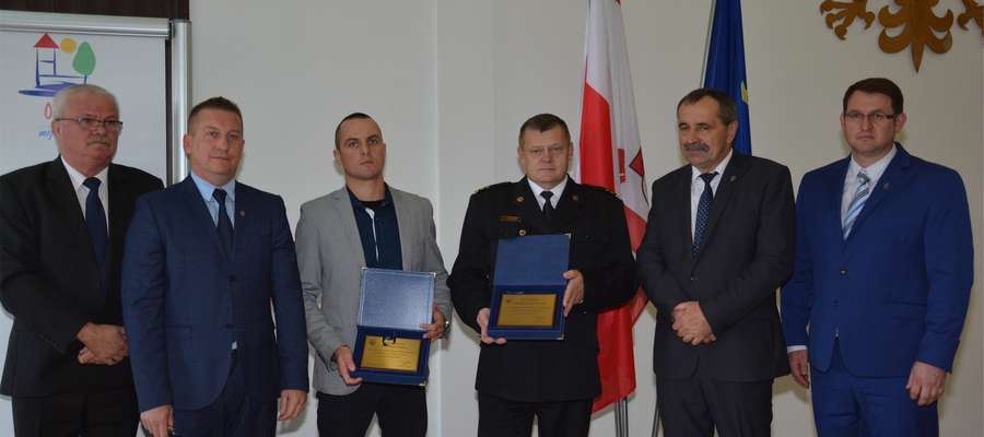 Tomasz Dunaj (trzeci z lewej) i komendant Robert Wiśniewski na sesji Rady Miejskiej w OLecku 