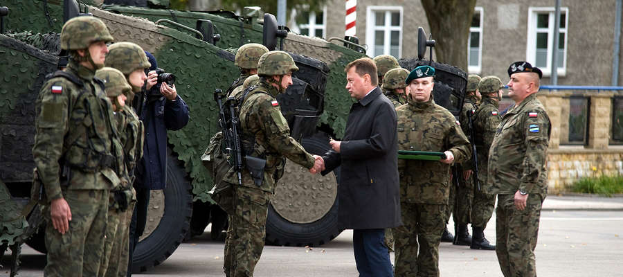 Kluczyki do nowych wozów bojowych wręczył żołnierzom Minister Obrony Narodowej Mariusz Błaszczak