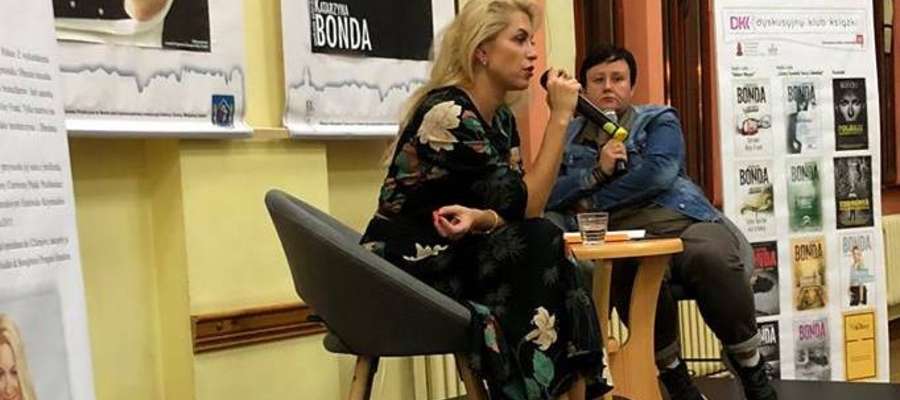 Katarzyna Bonda na spotkaniu z czytelnikami w Iławie. Spotkanie prowadziła pedagog Sylwia Lewandowska 