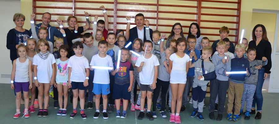 Dzieci ze wszystkich szkół podstawowych w gminie Ostróda otrzymały odblaskowe opaski, na zdjęciu uczniowie z Pietrzwałdu