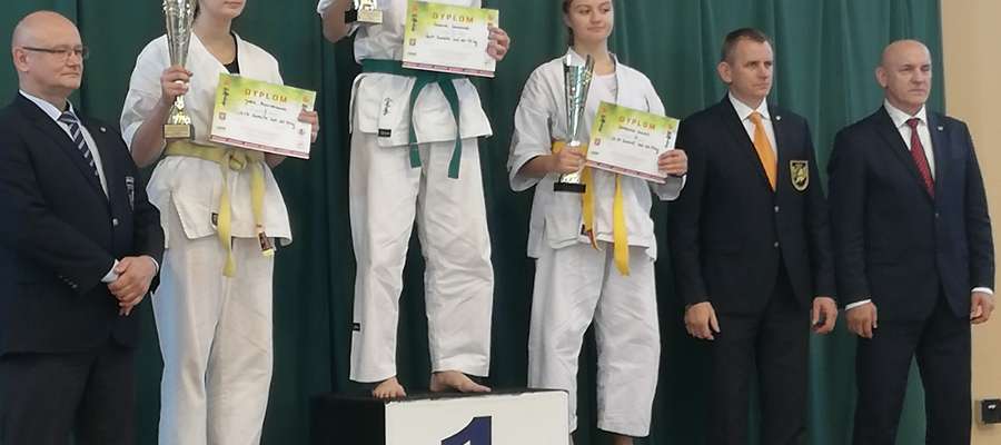Julia Basiukiewicz na drugim stopniu podium podczas turnieju kwalifikacyjnego do ME kadetów w karate