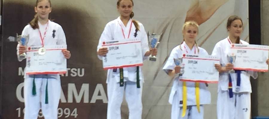 Kinga Kuklińska (pierwsza z lewej) na podium Mistrzostw Polski w Karate Kyokushin