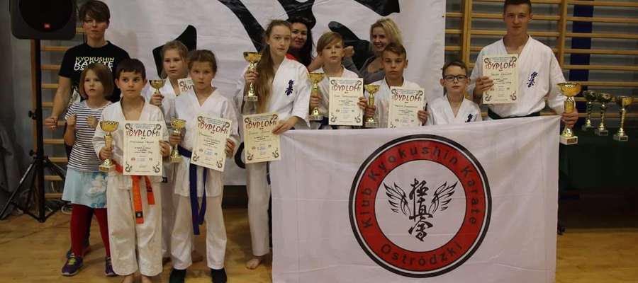 Ekipa ostródzkich karateków na turnieju Ciechanowie