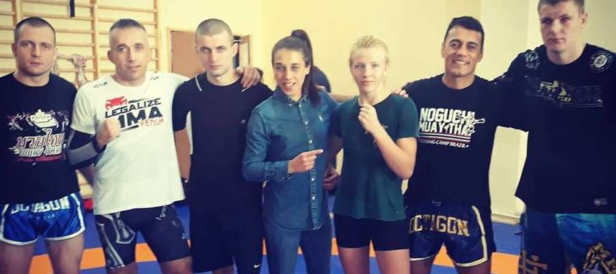 Joanna Jędrzejczyk w towarzystwie zawodników MMA Team Ostróda