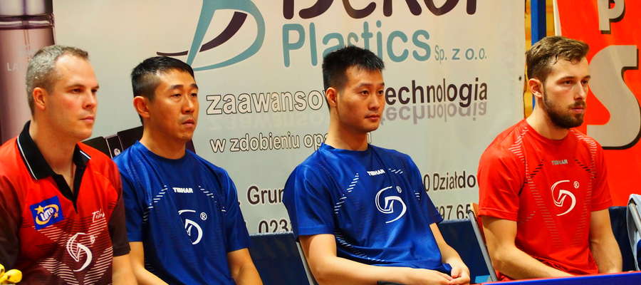 W ligowym meczu z Olimpią-Unią Grudziądz najcięższą przeprawę miał grający trener Dekorglassu Działdowo, Czech Jirzi Vrablik (pierwszy z lewej)