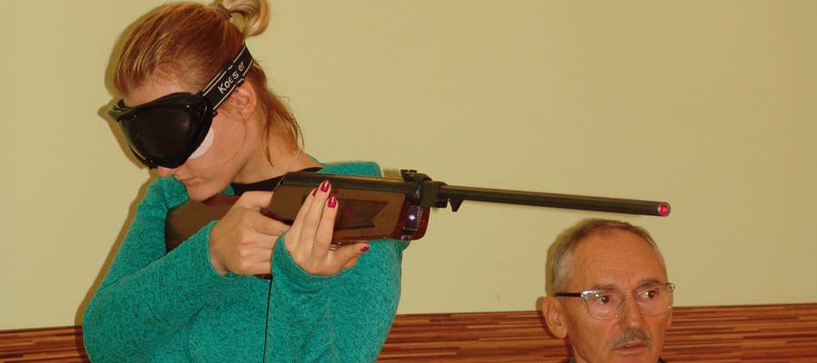 Na zdjęciu Klaudia Maria Żelazowska (Morena Iława) podczas zawodów w strzelectwie laserowym
