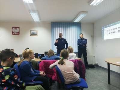 Orneckich policjantów odwiedzili uczniowie klasy IV Szkoły Podstawowej nr 4 w Ornecie.