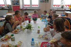 „Śniadanie Daje Moc” uczniom ze Szkoły Podstawowej im. Jana Pawła II w Janowcu Kościelnym!