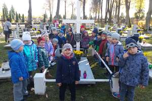 "Ekoludki" odwiedzają cmentarz