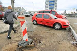 Olsztyński plac został dzikim parkingiem