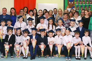 Ślubowanie uczniów klasy pierwszej ze szkoły w Radomnie 