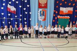 Dwa dęby pamięci na Święto Niepodległości w szkole w Tereszewie 
