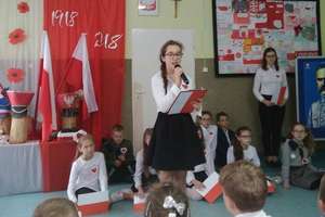 Świętowanie stulecia odzyskania niepodległości w szkole w Radomnie 