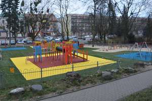 Przedłuża się modernizacja placu zabaw w centrum Olecka
