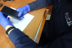 Policjanci odnaleźli skradziony telefon w kontenerze na odzież