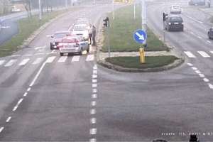 Zatrzymał się na skrzyżowaniu w Olsztynie i... zasnął za kierownicą [VIDEO]