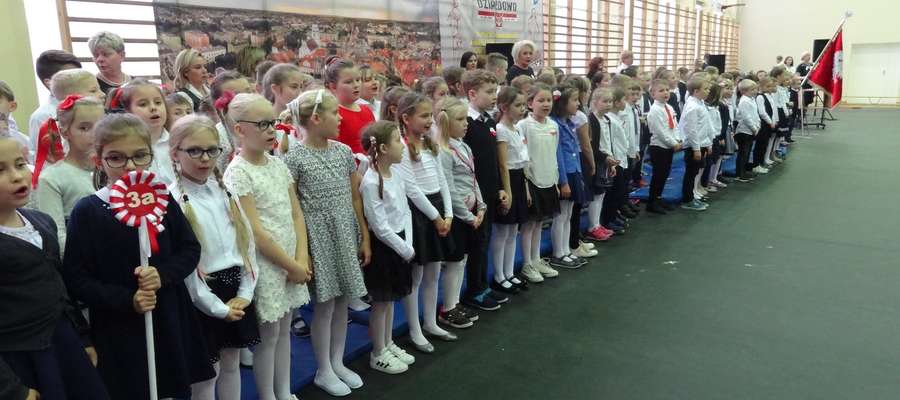 Uczniowie wraz z nauczycielami o godzinie 11:11 odśpiewali hymn Polski, włączając się tym samym do ogólnopolskiej akcji „Rekord dla Niepodległej”