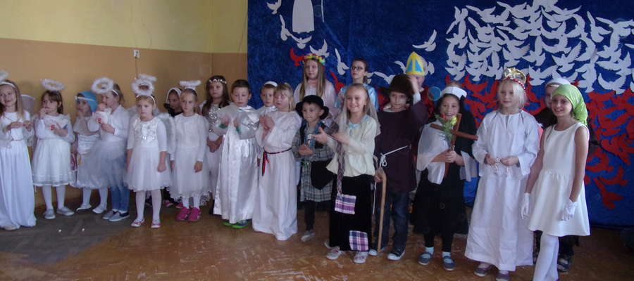 Uczniowie szkoły w Ostrowitem na balu 