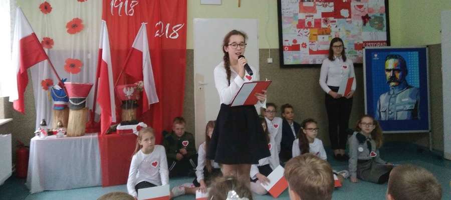 Podczas niepodległościowej akademii w szkole w Radomnie 