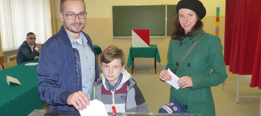 Dawid Kopaczewski z rodziną podczas głosowania