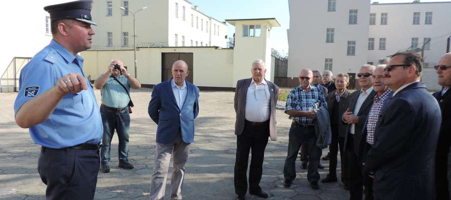 Emerytowanych pracowników ZK Iława zaprosił aktualny dyrektor mjr Jarosław Stawski (na zdjęciu z lewej)