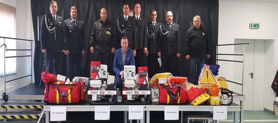 Nowy sprzęt strażakom ochotnikom przekazał wójt gminy Dąbrówno