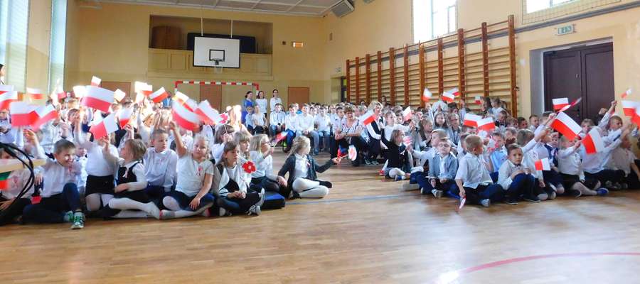 Uczniowie szkoły w Biskupcu podczas niepodległościowego spotkania 