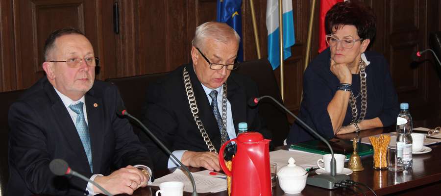 Od lewej wicestarosta Paweł Długoborski, przewodniczący Rady Powiatu Bogdan Kossakowski i starosta Barbara Kuźmicka-Rogala